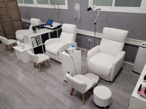 centre-de-salut-teresaraya-pedicura-spa-sillones-blancos-2