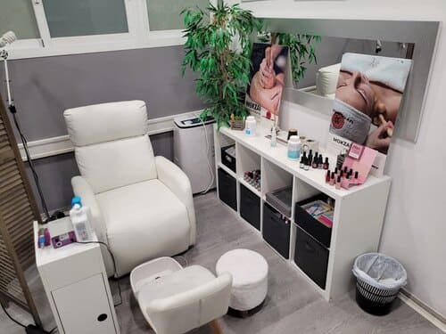 centre-de-salut-teresaraya-pedicura-spa-sillones-blancos-3