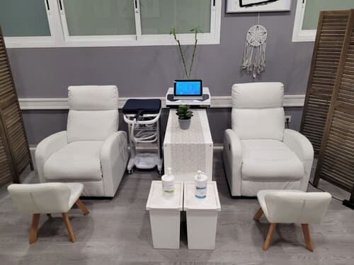 centre-de-salut-teresaraya-pedicura-spa-sillones-blancos-4
