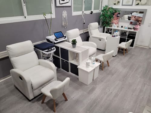 centre-de-salut-teresaraya-pedicura-spa-sillones-blancos